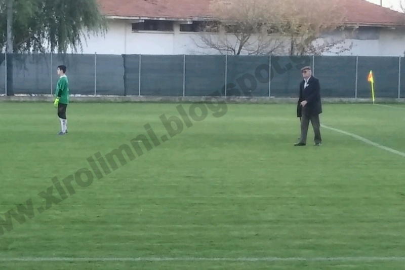 Το είδαμε κι αυτό! Παππούς κόβει δρόμο μέσα από το γήπεδο για να προλάβει τον φούρνο (vid)