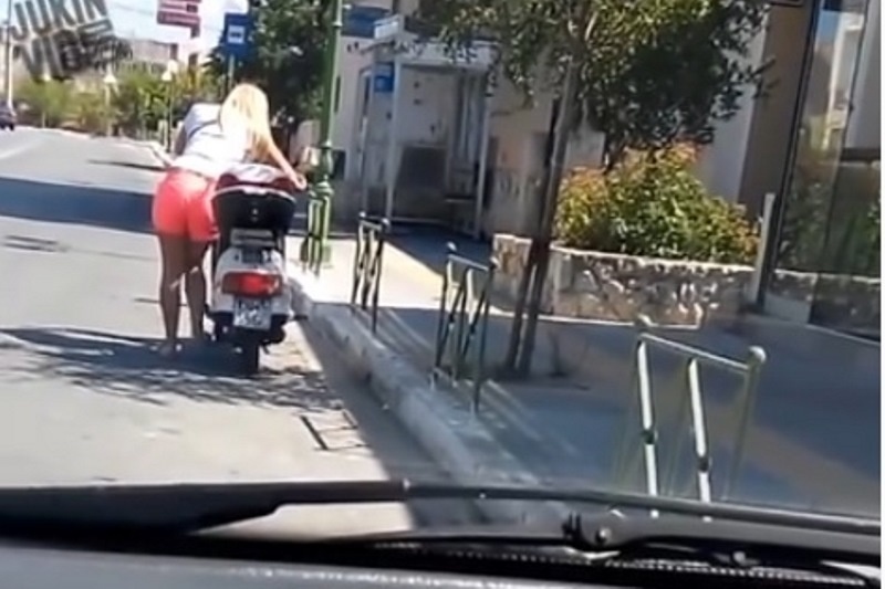 Δεν υπάρχει: Ρεσιτάλ ξανθιάς που προσπαθεί να βάλει μπροστά το σκούτερ (video)