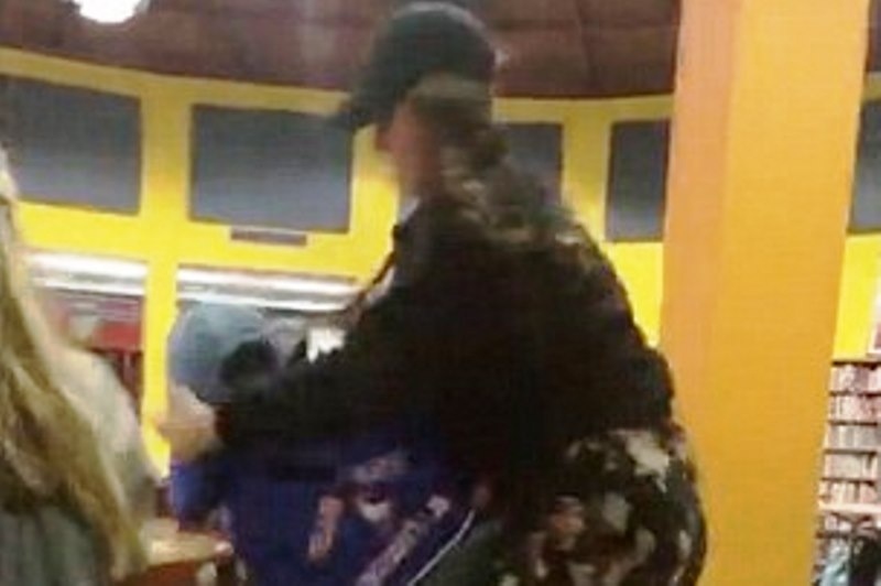 Τρελό ξύλο! Μαθήτρια πλάκωσε συμμαθητή της για τον ήχο στο κινητό! (video)