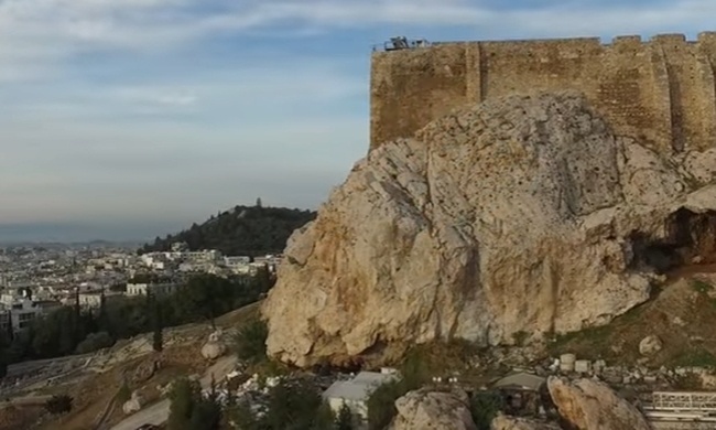 Μυστήριο! Βλέπετε κι εσείς το προφίλ ενός άντρα λαξευμένο στο βράχο της Ακρόπολης;