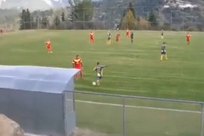 ΕΠΙΚΟ! Πήγε να παίξει fair play αλλά τον… σημάδεψε στο… χειρότερο σημείο (video)