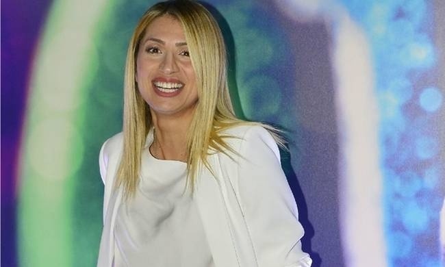 Η Μαρία Ηλιάκη ποζάρει με το μπουρνούζι της μέσα στο μπάνιο της