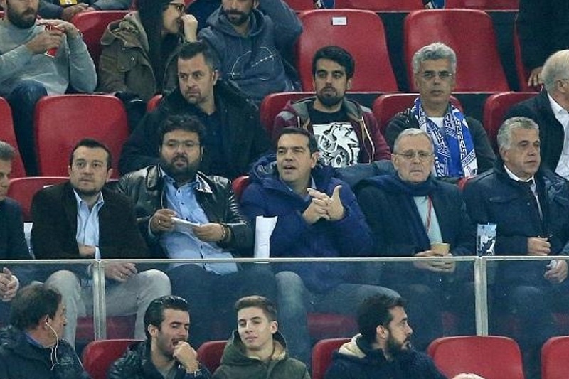 Στα αποδυτήρια ο Τσίπρας, ραντεβού με την ομάδα του 2004!