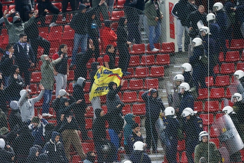 Χαμός στο «Γ. Καραϊσκάκης»: Πήραν πανό των Βόσνιων Έλληνες οπαδοί, έπεσαν μπουκάλια!