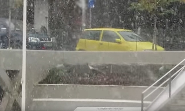 Κακοκαιρία: Έντονη χιονόπτωση στην πόλη της Κοζάνης (vid)