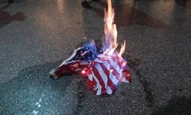 Επίσκεψη Ομπάμα: Έκαψαν την σημαία των ΗΠΑ έξω από το αμερικάνικο προξενείο Θεσσαλονίκης
