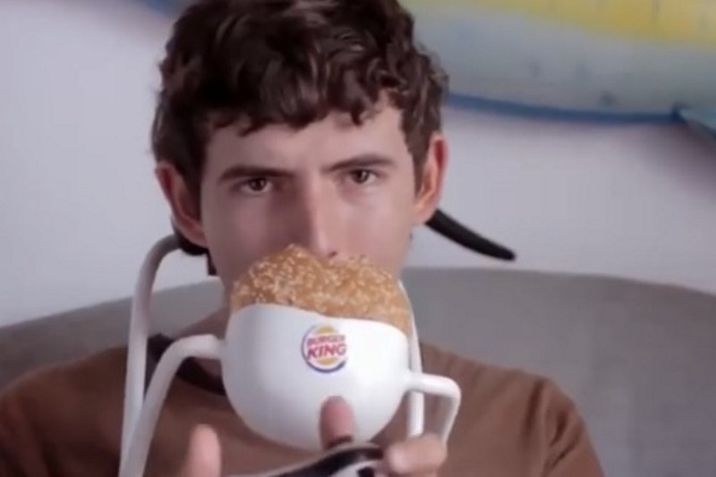 Η πατέντα για να τρως το μπέργκερ σου παντού (video)