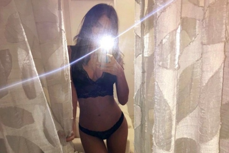 Μας τρέλανε: Βγάζει selfie με εσώρουχα και αναστατώνει