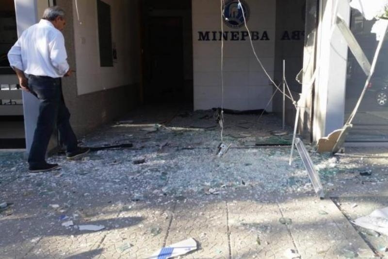 Έβαλαν βόμβα στα γραφεία του Κουτσοκούμνη (video)