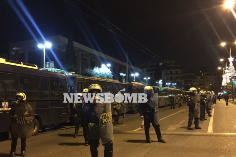 Πολυτεχνείο: Ένταση στα Εξάρχεια - Μολότοφ και χημικά μεταξύ διαδηλωτών και αστυνομίας