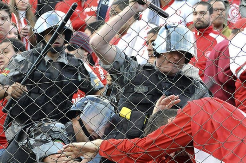 Χαμός στην Βραζιλία, άνοιξαν πυρ σε γήπεδο αστυνομικοί