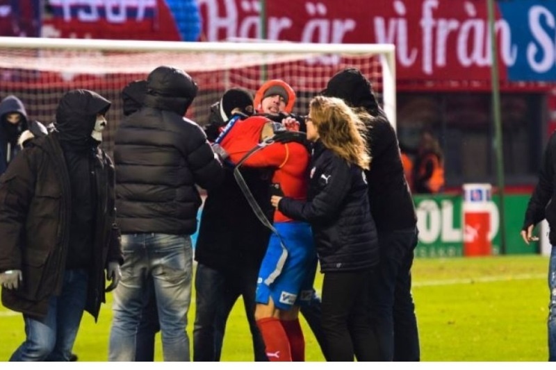 Θύμα επίθεσης οπαδών ο γιός του Χένρικ Λάρσον (video)