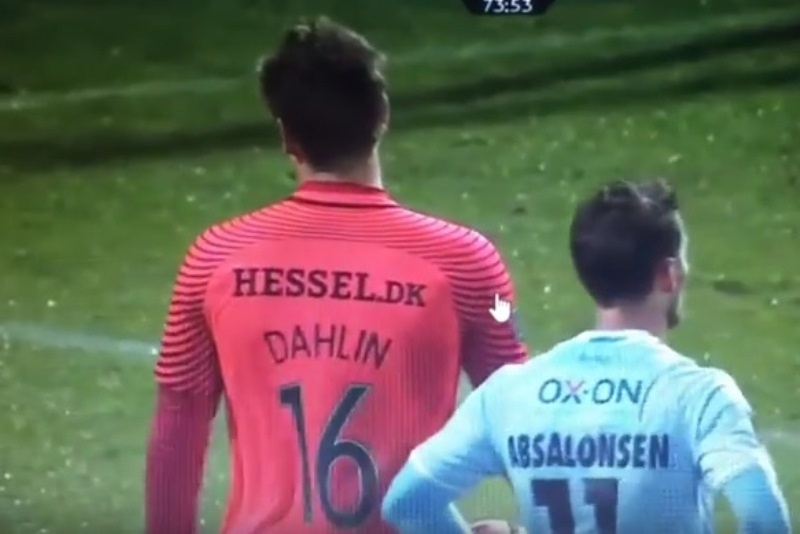 Δεν έχει ξαναγίνει: Δείτε γιατί σφύριξε έμμεσο ο διαιτητής (video)