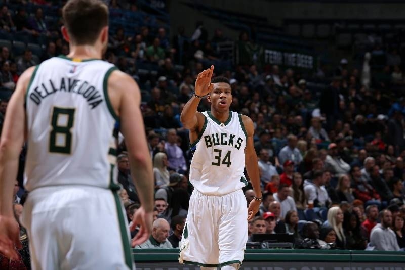 NBA: Γράφει… ιστορία ο Giannis! (videos)