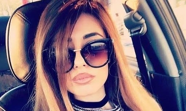 Κι όμως. Η Αρναούτη συνεχίζει να ξεχνά την ζώνη ασφαλείας (φωτό)