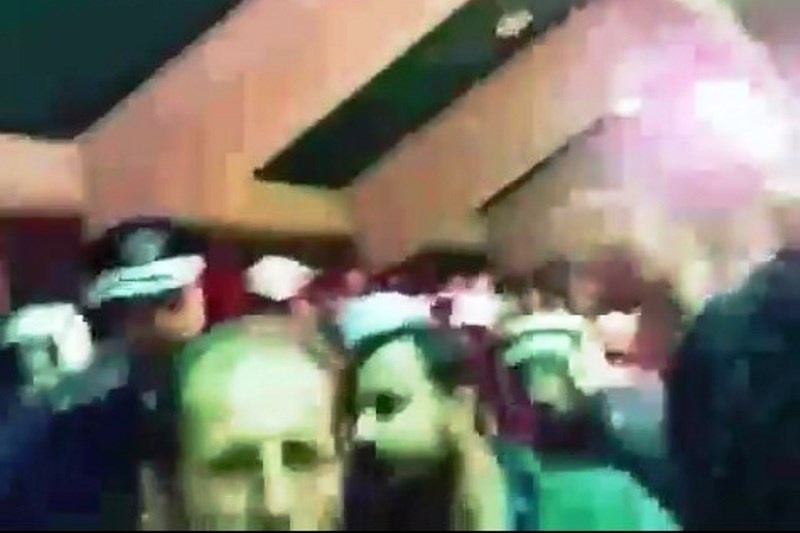 ΣΟΚ! Φωτοβολίδα χτύπησε οπαδό στο λαιμό στην Θήβα! (video)