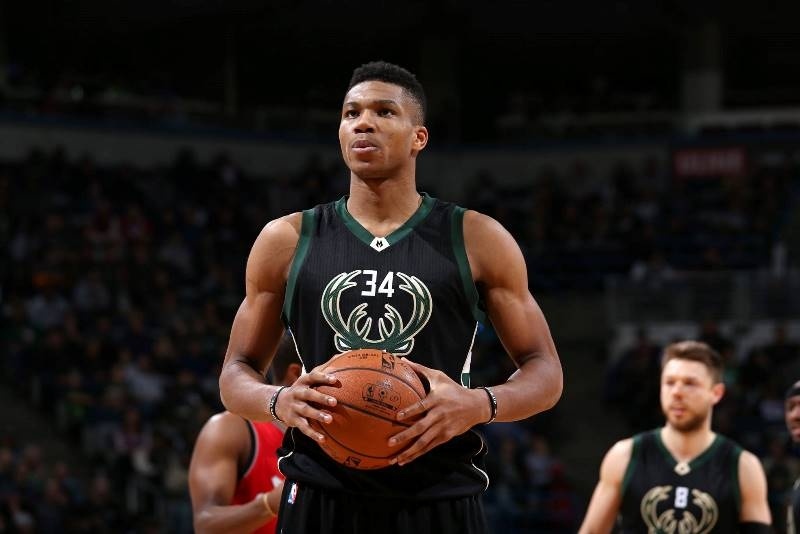 NBA: Πάλεψε μόνος του κόντρα και στους Ράπτορς ο Giannis! (videos)