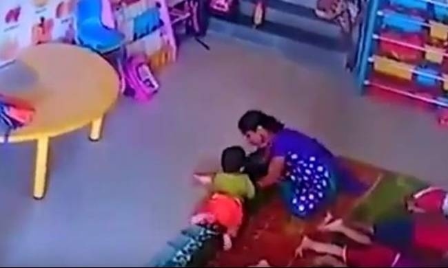 Βίντεο σοκ: Νηπιαγωγός πετά μωρό στο πάτωμα και το χτυπά στο κεφάλι