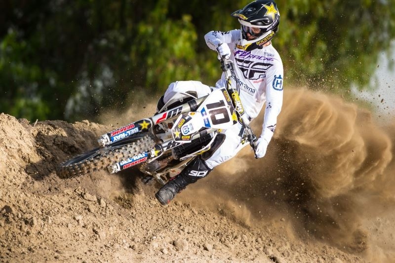 Αυτός ο τύπος κάνει τη μηχανή του να φαίνεται σαν bmx (video)