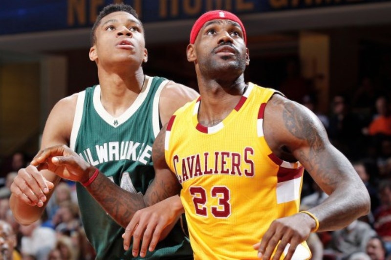 Ο Giannis έβγαλε το καπέλο στον Λεμπρόν (αφού πρώτα τον «σκότωσε»)