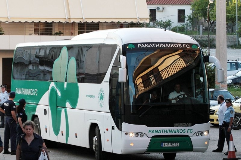 Παναθηναϊκός: Άγρια υποδοχή οπαδών στην αποστολή!
