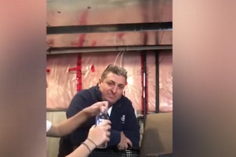 Πήγε να κάνει φάρσα στον πατέρα της όμως... (video)