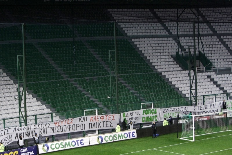 Πανό με... νόημα στην άδεια Θύρα 13 (photos)