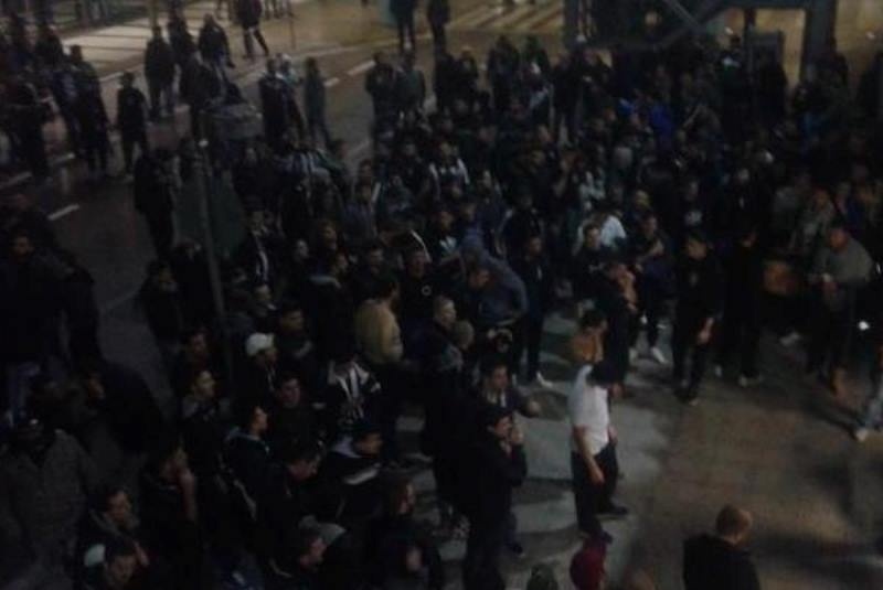 Υποδοχή με… αυγά επεφύλαξαν οι οπαδοί στην αποστολή του ΠΑΟΚ