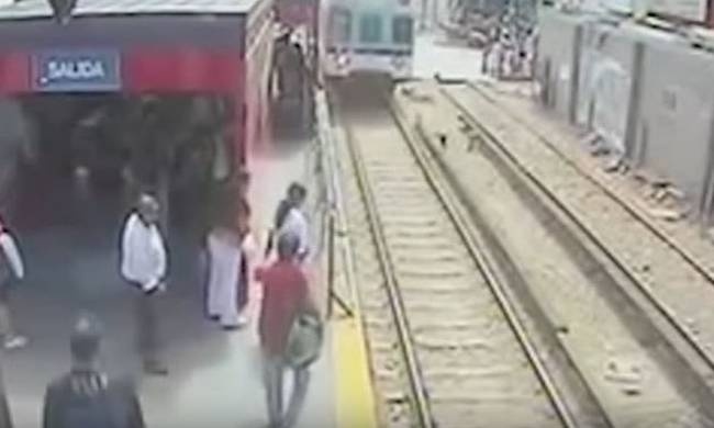 Βίντεο σοκ: Ρίσκαρε τη ζωή του παιδιού της για να μην πληρώσει εισιτήριο!