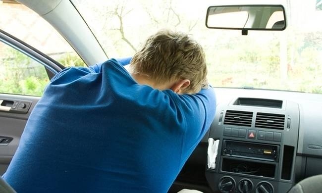 Τραγική ιστορία στην Πάτρα: Άνεργος πατέρας κοιμάται στο αυτοκίνητο μαζί με το 5χρονο παιδί του