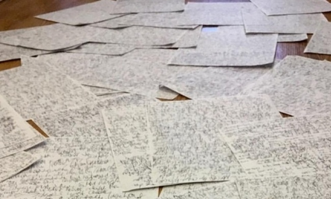 «Αυτές είναι οι σημειώσεις της κοπέλας μου απ' τη σχολή... Να ανησυχώ»; (photo)