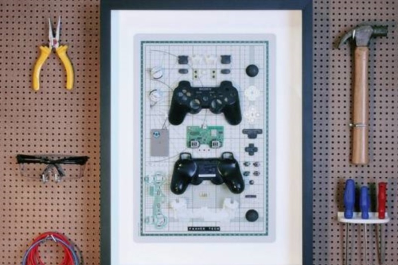 Άσε τις κορνίζες και βάλε στον τοίχο σου ένα Playstation