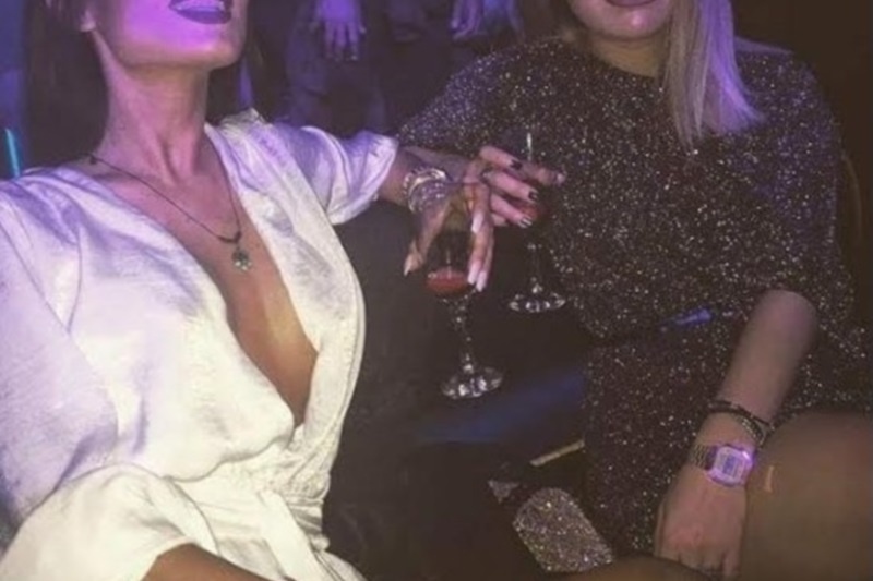 Νεαρή σχεδιάστρια αναστάτωσε πολύ κόσμο σε μπουζούκια