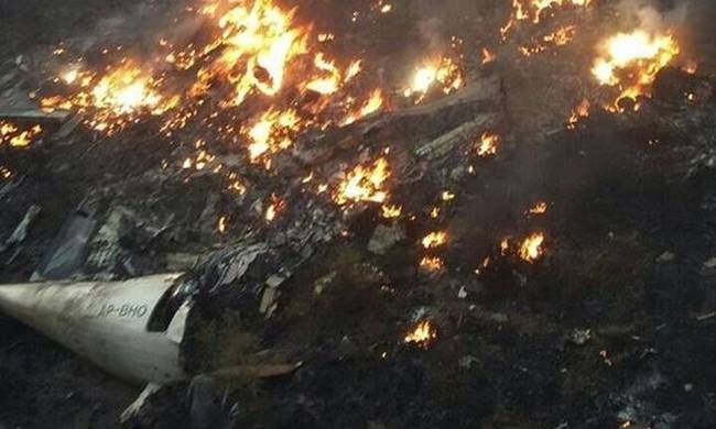 Συντριβή αεροπλάνου Πακιστάν: Καμία ελπίδα για επιζώντες – Όλα τα σώματα έχουν απανθρακωθεί (Pics)