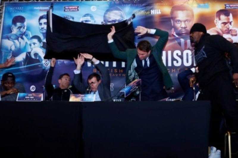 Σαματάς σε συνέντευξη Τύπου: Έπεσε ξύλο, έφυγαν τραπέζια! (video)