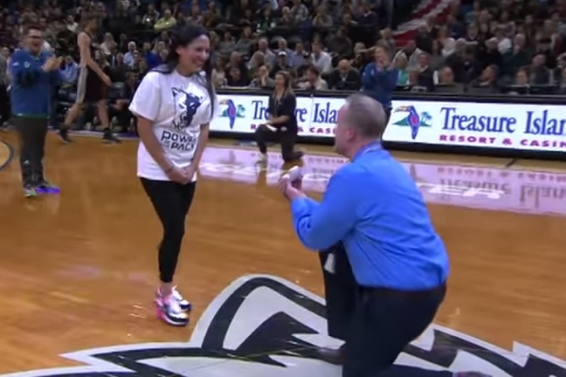 Πήρε για δώρο πρόταση γάμου (video)