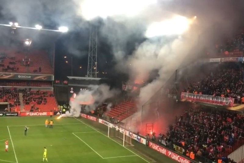 Φωτοβολίδες και διακοπή στο Σταντάρ - Άγιαξ! (photos+videos)