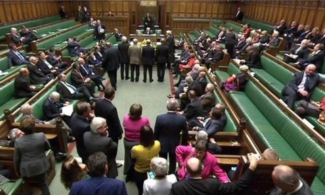 Βουλευτής σοκάρει περιγράφοντας τον βιασμό της σε ηλικία 14 ετών (vid)