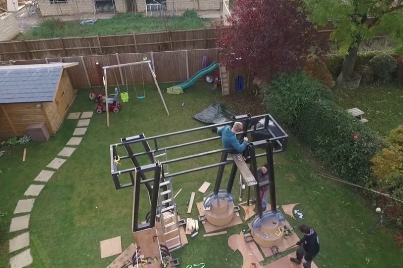 Απίστευτο: Δείτε τι έχει ο τύπος στον κήπο του (video)