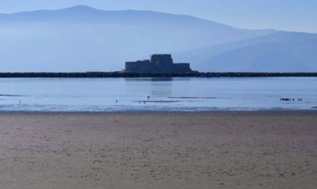 Εξαφανίστηκε η θάλασσα στο Ναύπλιο - Τι συνέβη;