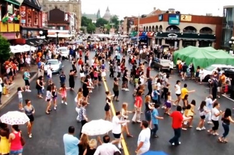 Έλληνας… ανάγκασε τον Καναδά να χορέψει συρτάκι! (video)