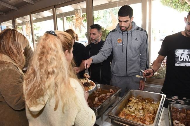 Έγινε… σεφ μοιράζοντας χαρά ο Φελντέιν (pics+vids)