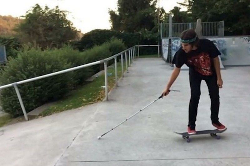 Τυφλός κάνει skate με τη δύναμη της ψυχής του (video)