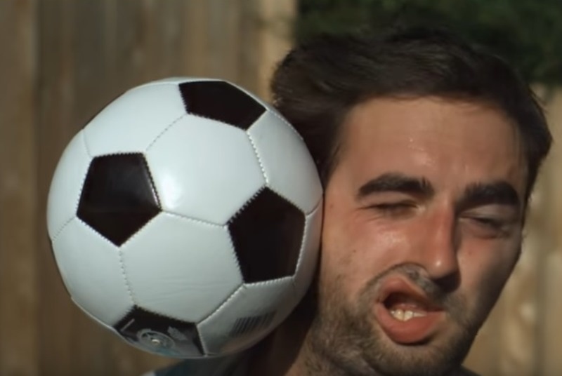 Μπάλα ποδοσφαίρου vs κεφάλι (video)