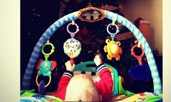 Λιώσαμε με τη φωτoγραφία του τριών μηνών γιου της Ελληνίδας τραγουδίστριας!