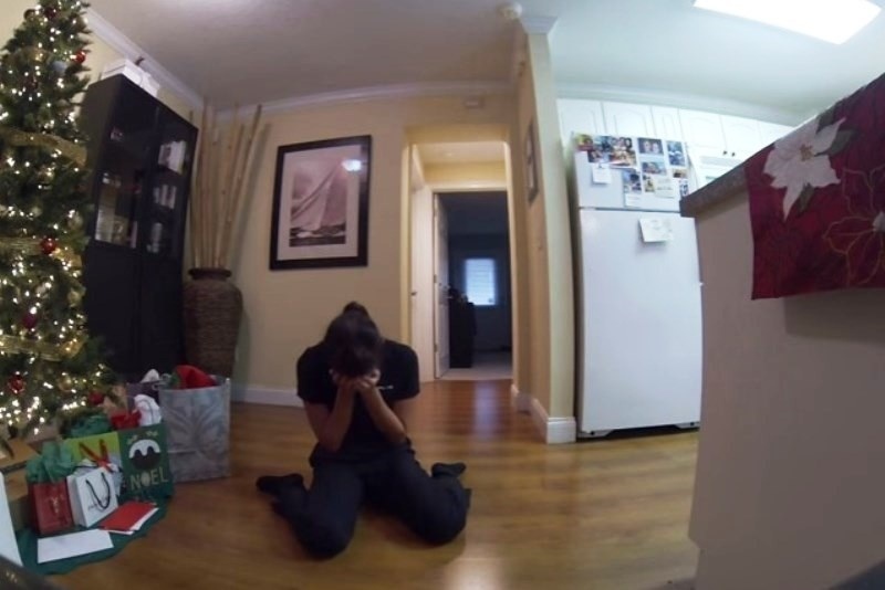 Το Χριστουγεννιάτικο δώρο που την έκανε να λυγίσει! (video)
