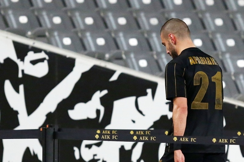 AEK: Έξαλλοι με διαιτησία και Αραβίδη!