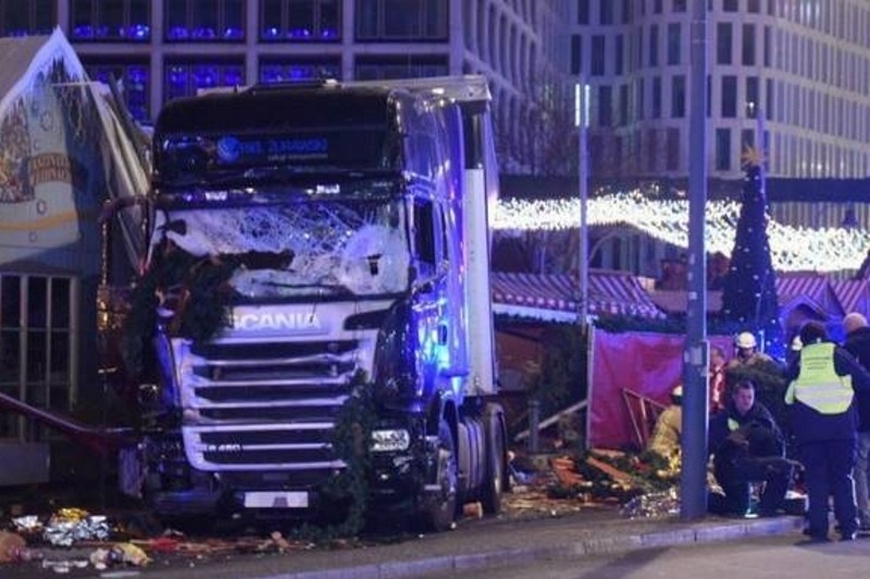Φορτηγό σκόρπισε τον τρόμο σε χριστουγεννιάτικη αγορά του Βερολίνου