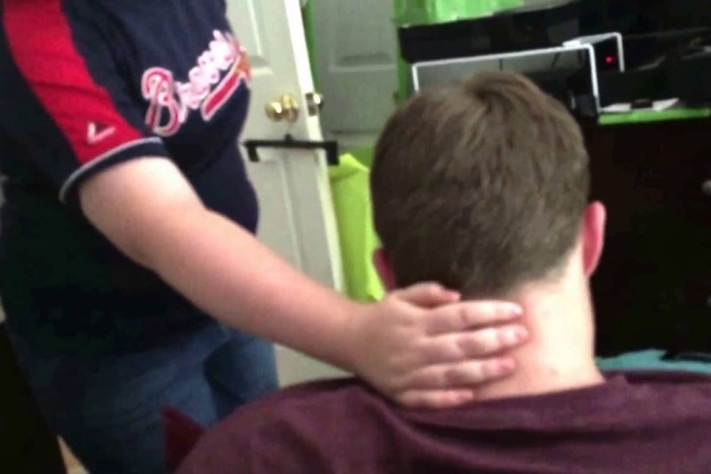 Επικό! Τον έψησε να ρίχνει φάπες στον εαυτό του! (video)