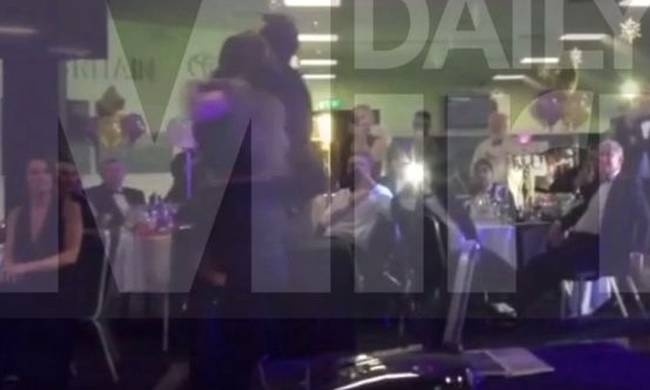 Πασίγνωστη σταρ τα πέταξε όλα και έπιανε τα πέη αγνώστων σε χριστουγεννιάτικο πάρτι! (video+pics)